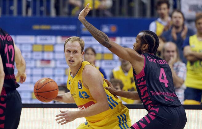 Luke Sikma, Justin Gorham Aktion Spielszene Zweikampf Basketball BBL Bundesliga Herren Saison 2021 2022 23.09.2021 ALBA Berlin vs. Telekom Baskets Bonn