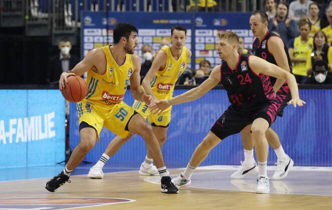 Yovel Zoosman, Marcus Eriksson, Tim Hasbargen Aktion Spielszene Zweikampf Basketball BBL Bundesliga Herren Saison 2021 2022 23.09.2021 ALBA Berlin vs. Telekom Baskets Bonn