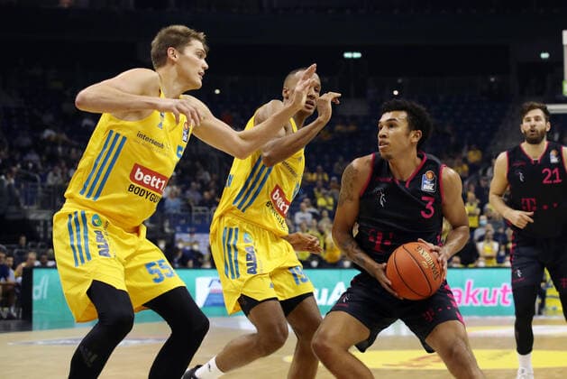 Ben Lammers, Louis Olinde, Tyson Ward Aktion Spielszene Zweikampf Basketball BBL Bundesliga Herren Saison 2021 2022 23.09.2021 ALBA Berlin vs. Telekom Baskets Bonn
