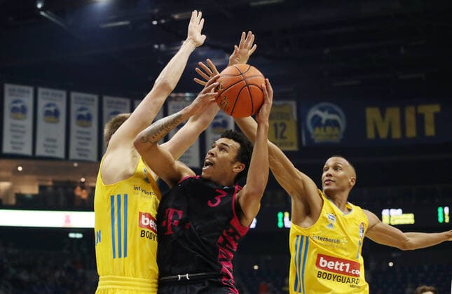 Ben Lammers, Tyson Ward, Louis Olinde Aktion Spielszene Zweikampf Basketball BBL Bundesliga Herren Saison 2021 2022 23.09.2021 ALBA Berlin vs. Telekom Baskets Bonn