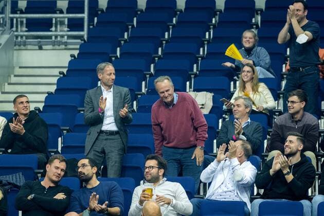 Basketball Berlin 23.09.2021 Saison 2021 2022 1. Bundesliga easyCredit BBL Alba Berlin - Telekom Baskets Bonn Dr Axel Schweitzer (Portrait Portr°r°sident Alba) li. Aito Garcia Reneses (ehemaliger Trainer Alba)