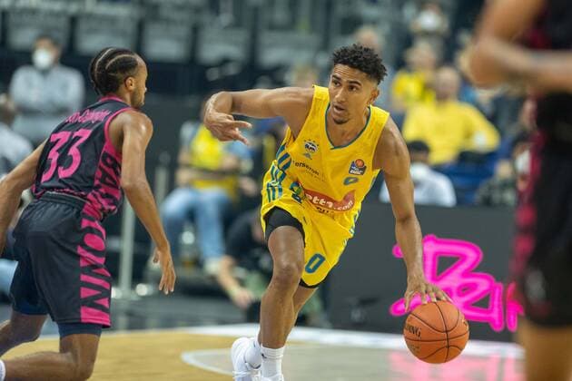 Basketball Berlin 23.09.2021 Saison 2021 2022 1. Bundesliga easyCredit BBL Alba Berlin - Telekom Baskets Bonn Maodo Lo (Alba Berlin, No.00) Parker Jackson-Cartwright (Bonn, No.33)