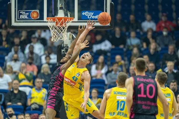 Sport Bilder des Tages Basketball Berlin 23.09.2021 Saison 2021 2022 1. Bundesliga easyCredit BBL Alba Berlin - Telekom Baskets Bonn Luke Sikma (Alba Berlin, No.43) Justin Gorham (Bonn, No.04)