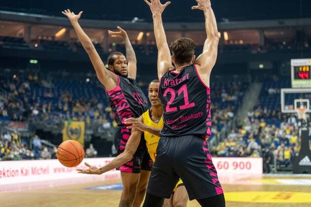 Basketball Berlin 23.09.2021 Saison 2021 2022 1. Bundesliga easyCredit BBL Alba Berlin - Telekom Baskets Bonn Louis Olinde (Alba Berlin, No.19) Leon Kratzer (Bonn, No.21)