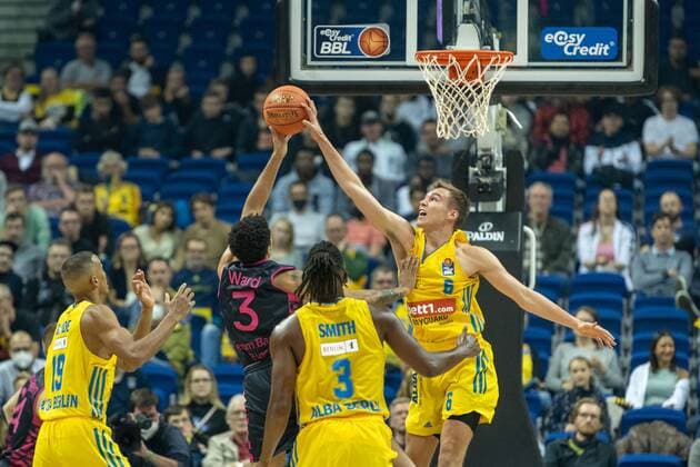 Basketball Berlin 23.09.2021 Saison 2021 2022 1. Bundesliga easyCredit BBL Alba Berlin - Telekom Baskets Bonn Malte Delow (Alba Berlin, No.06) Tyson Ward (Bonn, No.03)