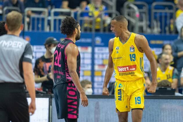Basketball Berlin 23.09.2021 Saison 2021 2022 1. Bundesliga easyCredit BBL Alba Berlin - Telekom Baskets Bonn Louis Olinde (Alba Berlin, No.19) Jeremy Morgan (Bonn, No.20)