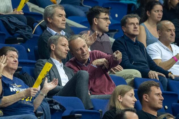 Basketball Berlin 23.09.2021 Saison 2021 2022 1. Bundesliga easyCredit BBL Alba Berlin - Telekom Baskets Bonn Dr Axel Schweitzer (Portrait Portr°r°sident Alba) li. Aito Garcia Reneses (ehemaliger Trainer Alba)
