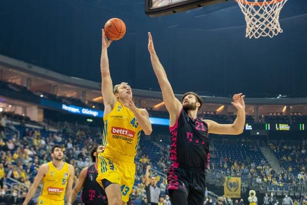 Basketball Berlin 23.09.2021 Saison 2021 2022 1. Bundesliga easyCredit BBL Alba Berlin - Telekom Baskets Bonn Luke Sikma (Alba Berlin, No.43) Leon Kratzer (Bonn, No.21)