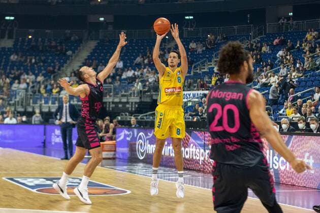 Basketball Berlin 23.09.2021 Saison 2021 2022 1. Bundesliga easyCredit BBL Alba Berlin - Telekom Baskets Bonn Marcus Eriksson (Alba Berlin, No.08) Karsten Tadda (Bonn, No.09) li.