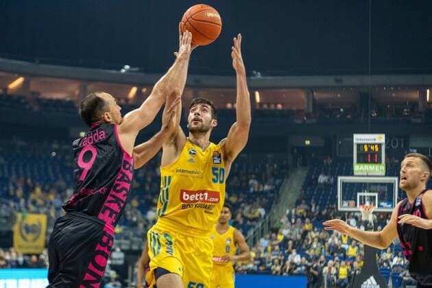 Basketball Berlin 23.09.2021 Saison 2021 2022 1. Bundesliga easyCredit BBL Alba Berlin - Telekom Baskets Bonn Javel Zoosman (Alba Berlin, No.50) Karsten Tadda (Bonn, No.09)
