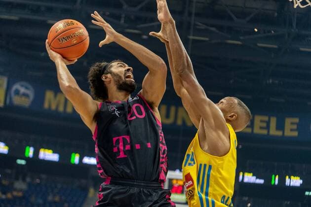 Basketball Berlin 23.09.2021 Saison 2021 2022 1. Bundesliga easyCredit BBL Alba Berlin - Telekom Baskets Bonn Jeremy Morgan (Bonn, No.20) Louis Olinde (Alba Berlin, No.19)