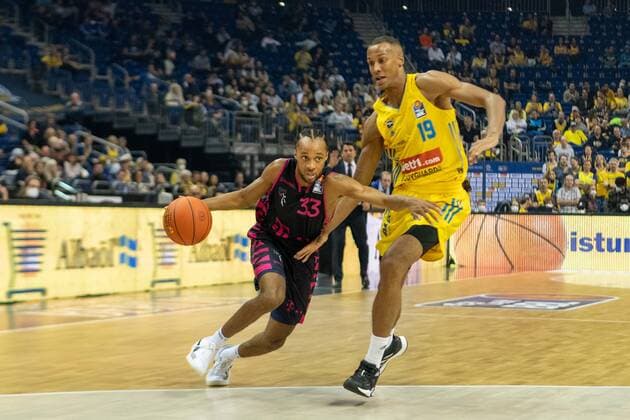 Basketball Berlin 23.09.2021 Saison 2021 2022 1. Bundesliga easyCredit BBL Alba Berlin - Telekom Baskets Bonn Parker Jackson-Cartwright (Bonn, No.33) Louis Olinde (Alba Berlin, No.19)