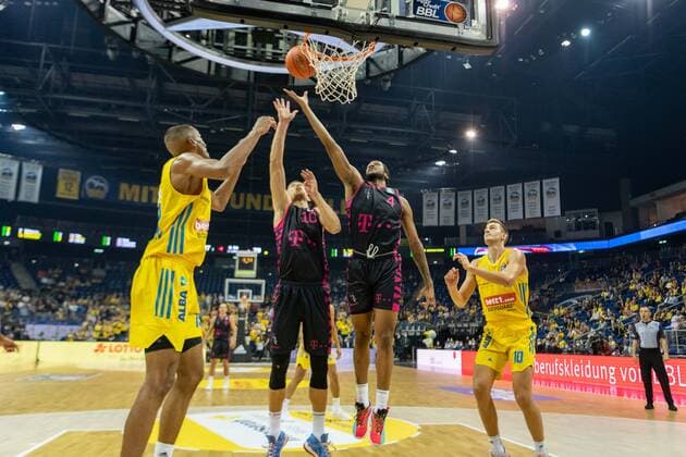 Basketball Berlin 23.09.2021 Saison 2021 2022 1. Bundesliga easyCredit BBL Alba Berlin - Telekom Baskets Bonn Saulius Kulvietis (Bonn, No.10) Justin Gorham (Bonn, No.04) Louis Olinde (Alba Berlin, No.19) li Tim Schneider (Alba Berlin, No.10)