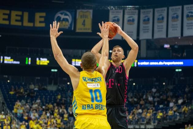 Basketball Berlin 23.09.2021 Saison 2021 2022 1. Bundesliga easyCredit BBL Alba Berlin - Telekom Baskets Bonn Saulius Kulvietis (Bonn, No.10) Tim Schneider (Alba Berlin, No.10)
