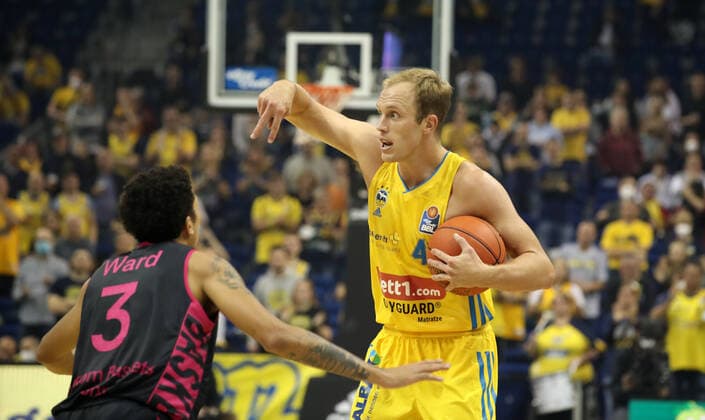 Tyson Ward, Luke Sikma Aktion Spielszene Zweikampf Basketball BBL Bundesliga Herren Saison 2021 2022 23.09.2021 ALBA Berlin vs. Telekom Baskets Bonn
