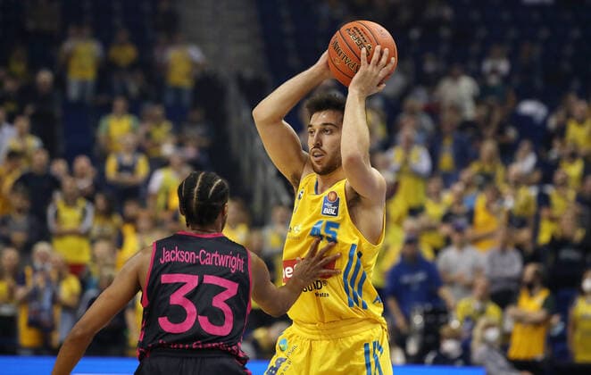 Parker Jackson Cartwright, Tamir Blatt Aktion Spielszene Zweikampf Basketball BBL Bundesliga Herren Saison 2021 2022 23.09.2021 ALBA Berlin vs. Telekom Baskets Bonn