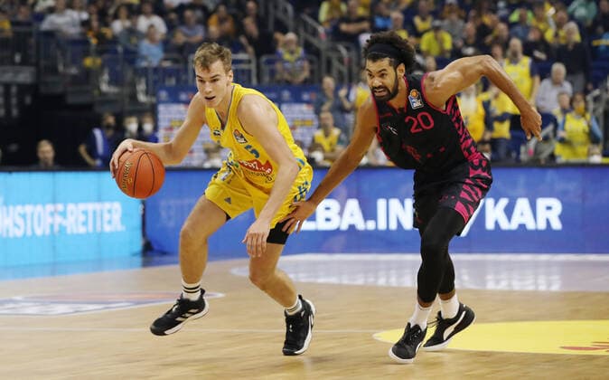 Malte Delow, Jeremy Morgan Aktion Spielszene Zweikampf Basketball BBL Bundesliga Herren Saison 2021 2022 23.09.2021 ALBA Berlin vs. Telekom Baskets Bonn