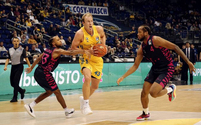 Parker Jackson Cartwright, Luke Sikma, Justin Gorham Aktion Spielszene Zweikampf Basketball BBL Bundesliga Herren Saison 2021 2022 23.09.2021 ALBA Berlin vs. Telekom Baskets Bonn