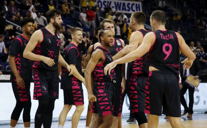 BonnerMannschaft feiert 86:88 Sieg jubelnd Freude Emotion Jubel nach Spielende Basketball BBL Bundesliga Herren Saison 2021 2022 23.09.2021 ALBA Berlin vs. Telekom Baskets Bonn