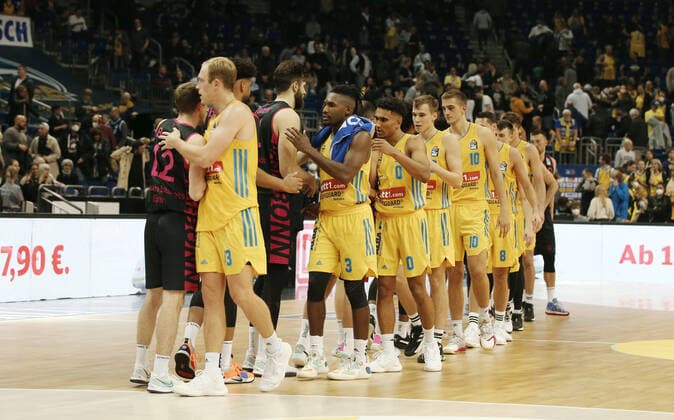Abklatschen der Mannschaften nach Spielende Bonn gewinnt 88:86 Basketball BBL Bundesliga Herren Saison 2021 2022 23.09.2021 ALBA Berlin vs. Telekom Baskets Bonn