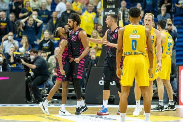 Basketball Berlin 23.09.2021 Saison 2021 2022 1. Bundesliga easyCredit BBL Alba Berlin - Telekom Baskets Bonn Parker Jackson-Cartwright (Bonn, No.33) Jeremy Morgan (Bonn, No.20) Jubel