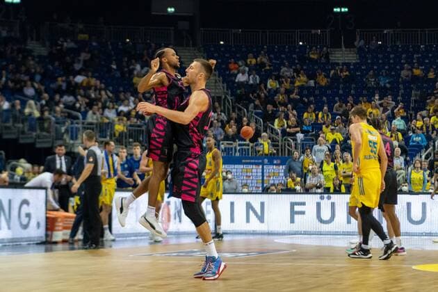 Basketball Berlin 23.09.2021 Saison 2021 2022 1. Bundesliga easyCredit BBL Alba Berlin - Telekom Baskets Bonn Parker Jackson-Cartwright (Bonn, No.33) Saulius Kulvietis (Bonn, No.10) Jubel