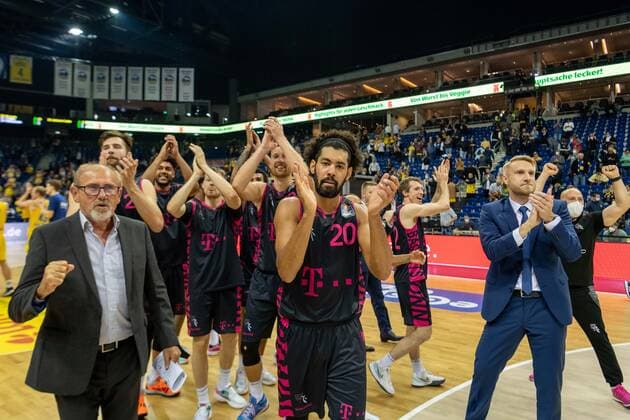 Basketball Berlin 23.09.2021 Saison 2021 2022 1. Bundesliga easyCredit BBL Alba Berlin - Telekom Baskets Bonn Jubel Bonn nach dem Sieg Jeremy Morgan (Bonn, No.20) Tuomas Iisalo (Bonn, Trainer) und andere