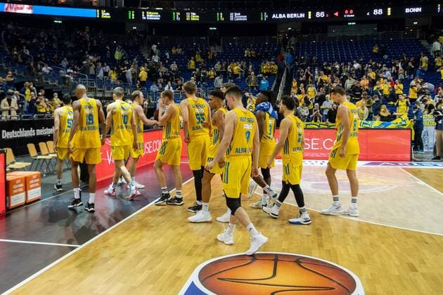 Basketball Berlin 23.09.2021 Saison 2021 2022 1. Bundesliga easyCredit BBL Alba Berlin - Telekom Baskets Bonn niedergeschlagene Albaspieler nach der Niederlage