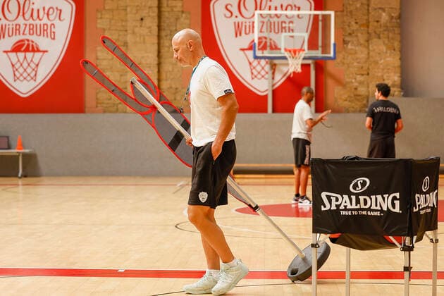 GER, Würzburg, Trainingszentrum s.Oliver Würzburg, 23.09.2021, emspor, emonline, despor, deonline, Mannschaftstraining von s.Oliver Würzburg Bild: Trainer Denis Wucherer (s.Oliver Wuerzburg) räumt das Trainings-Equipment ab Copyright: HMBxMedia JulienxBecker