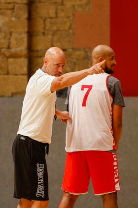 GER, Würzburg, Trainingszentrum s.Oliver Würzburg, 23.09.2021, emspor, emonline, despor, deonline, Mannschaftstraining von s.Oliver Würzburg Bild: v. l. Trainer Denis Wucherer (s.Oliver Wuerzburg) und Alex King (s.Oliver Wuerzburg) Copyright: HMBxMedia JulienxBecker
