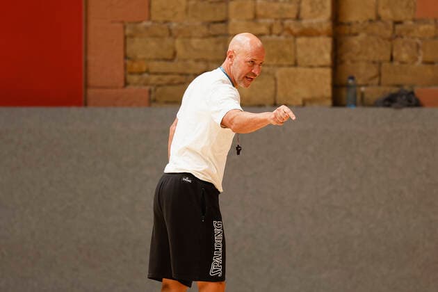 GER, Würzburg, Trainingszentrum s.Oliver Würzburg, 23.09.2021, emspor, emonline, despor, deonline, Mannschaftstraining von s.Oliver Würzburg Bild: Trainer Denis Wucherer (s.Oliver Wuerzburg) gibt seinen Spielern Anweisungen Copyright: HMBxMedia JulienxBecker