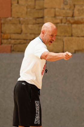 GER, Würzburg, Trainingszentrum s.Oliver Würzburg, 23.09.2021, emspor, emonline, despor, deonline, Mannschaftstraining von s.Oliver Würzburg Bild: Trainer Denis Wucherer (s.Oliver Wuerzburg) gibt seinen Spielern Anweisungen Copyright: HMBxMedia JulienxBecker