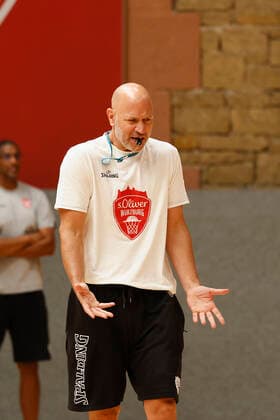 GER, Würzburg, Trainingszentrum s.Oliver Würzburg, 23.09.2021, emspor, emonline, despor, deonline, Mannschaftstraining von s.Oliver Würzburg Bild: Verwunderung bei Trainer Denis Wucherer (s.Oliver Wuerzburg) Copyright: HMBxMedia JulienxBecker