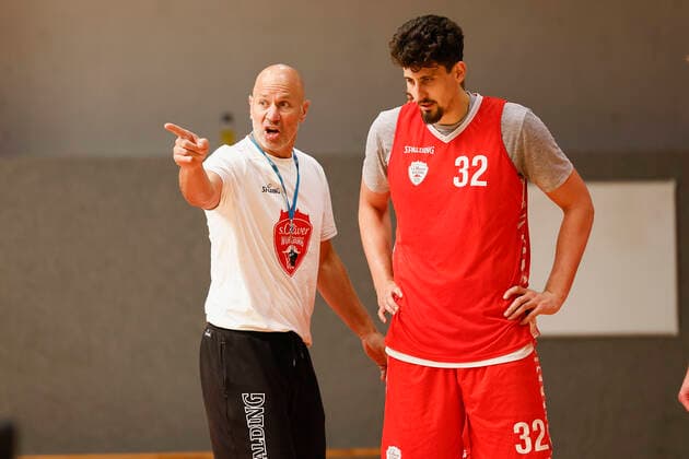 GER, Würzburg, Trainingszentrum s.Oliver Würzburg, 23.09.2021, emspor, emonline, despor, deonline, Mannschaftstraining von s.Oliver Würzburg Bild: v. l. Trainer Denis Wucherer (s.Oliver Wuerzburg) gibt Nicolas Carvacho (s.Oliver Wuerzburg) Anweisungen Copyright: HMBxMedia JulienxBecker