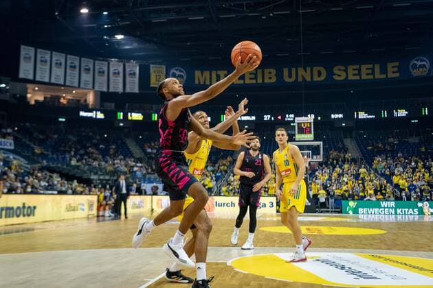 Basketball Berlin 23.09.2021 1. Bundesliga easyCredit BBL Saison 2021 2022 Alba Berlin - Telekom Baskets Bonn Parker Jackson-Cartwright (Bonn, No.33) Louis Olinde (Alba Berlin, No.19)