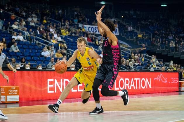 Basketball Berlin 23.09.2021 1. Bundesliga easyCredit BBL Saison 2021 2022 Alba Berlin - Telekom Baskets Bonn Malte Delow (Alba Berlin, No.06) Jeremy Morgan (Bonn, No.20)