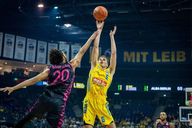 Basketball Berlin 23.09.2021 1. Bundesliga easyCredit BBL Saison 2021 2022 Alba Berlin - Telekom Baskets Bonn Malte Delow (Alba Berlin, No.06) Jeremy Morgan (Bonn, No.20)