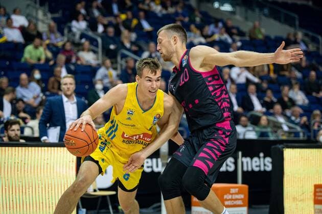 Basketball Berlin 23.09.2021 1. Bundesliga easyCredit BBL Saison 2021 2022 Alba Berlin - Telekom Baskets Bonn Malte Delow (Alba Berlin, No.06) Saulius Kulvietis (Bonn, No.10)