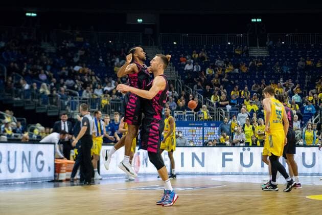 Basketball Berlin 23.09.2021 1. Bundesliga easyCredit BBL Saison 2021 2022 Alba Berlin - Telekom Baskets Bonn Parker Jackson-Cartwright (Bonn, No.33) Saulius Kulvietis (Bonn, No.10) Jubel