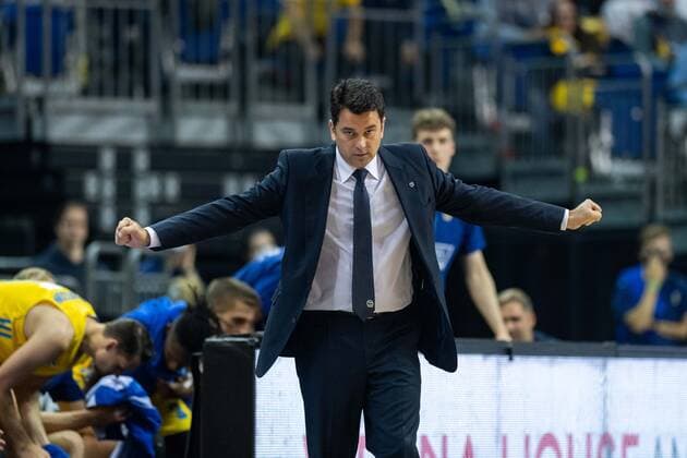 Basketball Berlin 23.09.2021 1. Bundesliga easyCredit BBL Saison 2021 2022 Alba Berlin - Telekom Baskets Bonn Israel Gonzalez (Alba Berlin, Trainer)
