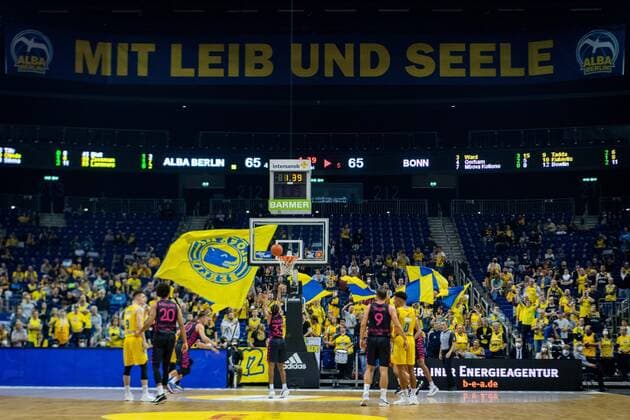 Basketball Berlin 23.09.2021 1. Bundesliga easyCredit BBL Saison 2021 2022 Alba Berlin - Telekom Baskets Bonn Zuschaer in der Arena Alba Fans Fanblock Parker Jackson-Cartwright (Bonn, No.33) Freiwurf