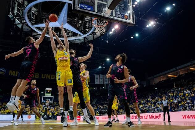 Basketball Berlin 23.09.2021 1. Bundesliga easyCredit BBL Saison 2021 2022 Alba Berlin - Telekom Baskets Bonn Javel Zoosman (Alba Berlin, No.50) Karsten Tadda (Bonn, No.09) Leon Kratzer (Bonn, No.21)