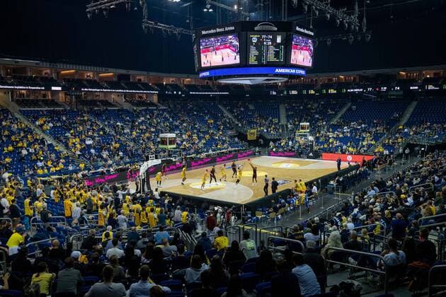 Basketball Berlin 23.09.2021 1. Bundesliga easyCredit BBL Saison 2021 2022 Alba Berlin - Telekom Baskets Bonn Zuschaer in der Arena Alba Fans Fanblock Mercedes Benz Arena Sportstätte