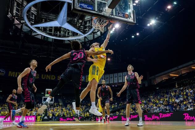 Basketball Berlin 23.09.2021 1. Bundesliga easyCredit BBL Saison 2021 2022 Alba Berlin - Telekom Baskets Bonn Luke Sikma (Alba Berlin, No.43) Jeremy Morgan (Bonn, No.20)