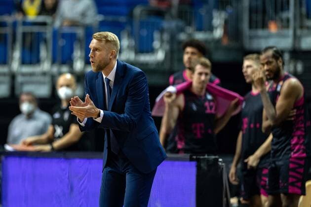 Basketball Berlin 23.09.2021 1. Bundesliga easyCredit BBL Saison 2021 2022 Alba Berlin - Telekom Baskets Bonn Tuomas Iisalo (Bonn, Trainer) Jubel