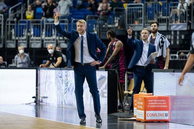 Basketball Berlin 23.09.2021 1. Bundesliga easyCredit BBL Saison 2021 2022 Alba Berlin - Telekom Baskets Bonn Tuomas Iisalo (Bonn, Trainer) Joonas Iisalo (Assistenztrainer) re.