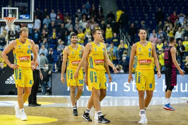 Basketball Berlin 23.09.2021 1. Bundesliga easyCredit BBL Saison 2021 2022 Alba Berlin - Telekom Baskets Bonn niedergeschlagene Albaspieler Luke Sikma (Alba Berlin, No.43) Javel Zoosman (Alba Berlin, No.50) Malte Delow (Alba Berlin, No.06) Marcus Eriksson (Alba Berlin, No.08) vlnr.