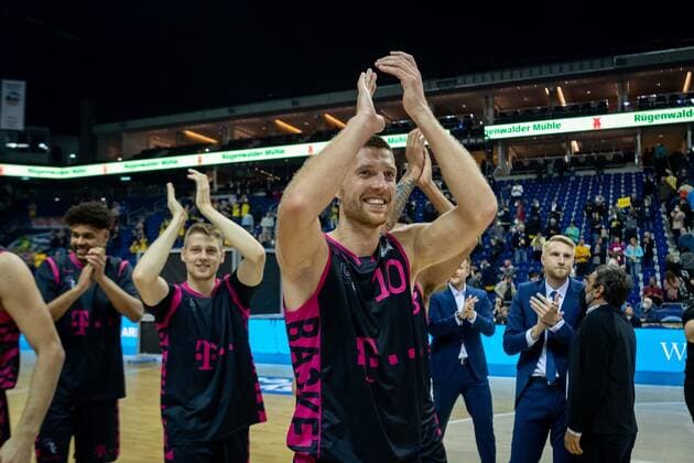 Basketball Berlin 23.09.2021 1. Bundesliga easyCredit BBL Saison 2021 2022 Alba Berlin - Telekom Baskets Bonn Jubel nach Spielende Saulius Kulvietis (Bonn, No.10) und andere