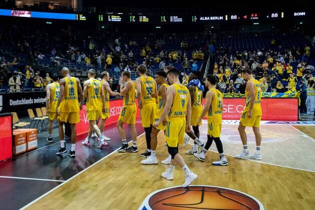 Basketball Berlin 23.09.2021 1. Bundesliga easyCredit BBL Saison 2021 2022 Alba Berlin - Telekom Baskets Bonn niedergeschlagene Albaspieler verlassen das Spielfeld nach der Niederlage