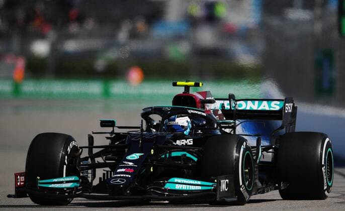 6658024 24.09.2021 Mercedes Valtteri Bottas steers his car during a practice session of the 2021 Formula One Russian Grand Prix at the Sochi Autodrom in Sochi, Russia. Formula One Russian Grand Prix will be held in Sochi from 24 to 26 September. Vladimir Astapkovich Sputnik Russia Motor Formula 1 Second Free Practice  a91cf1b10300c295